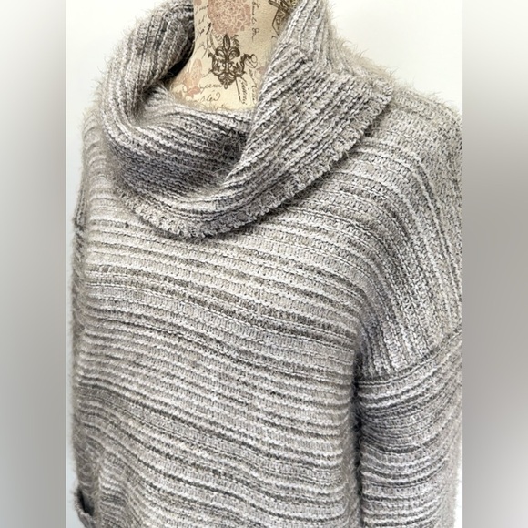 OLIVE & OAK Gray and white fuzzy cowl neck sweater size L - Picture 4 of 13